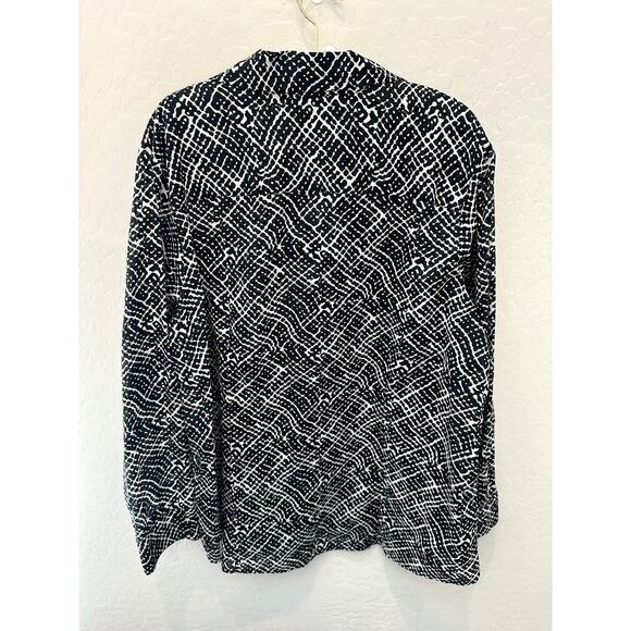 COLDWATER CREEK | Plus Size No Iron Black White Geometric Lightweight Blouse |2X - Picture 4 of 7